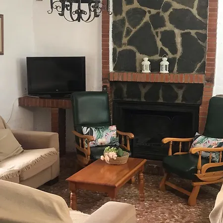 En Parque Natural Con Chimenea, Piscina Y Barbacoa En